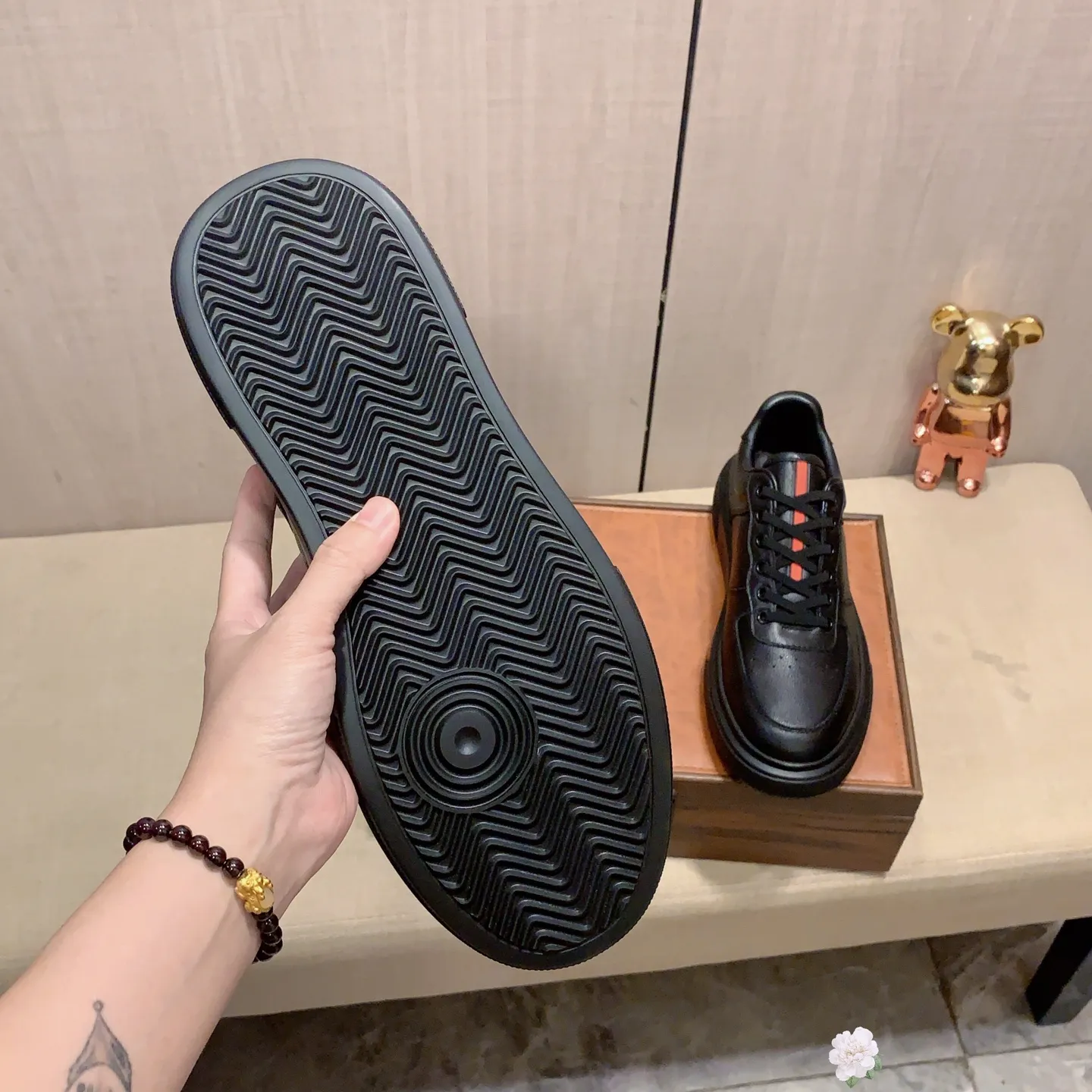 Men's men's shoes💰460💰💰🎩🎩[Lightning][Lightning] "PRADA*" The latest and most popular casual shoes, top brand [seduce] luxury ~ purchasing agency, top ~ quality. [Strong] The upper is made of imported breathable cowhide with material ➕ breathable sheepskin feet (•) and fine workmanship. The original stylish and stylish soft rubber wear-resistant and non-slip outsole is light and comfortable on the feet. The real thing looks better when photographed in person. 0128: Size: 38-44, 45 sizes can be customized, black, white